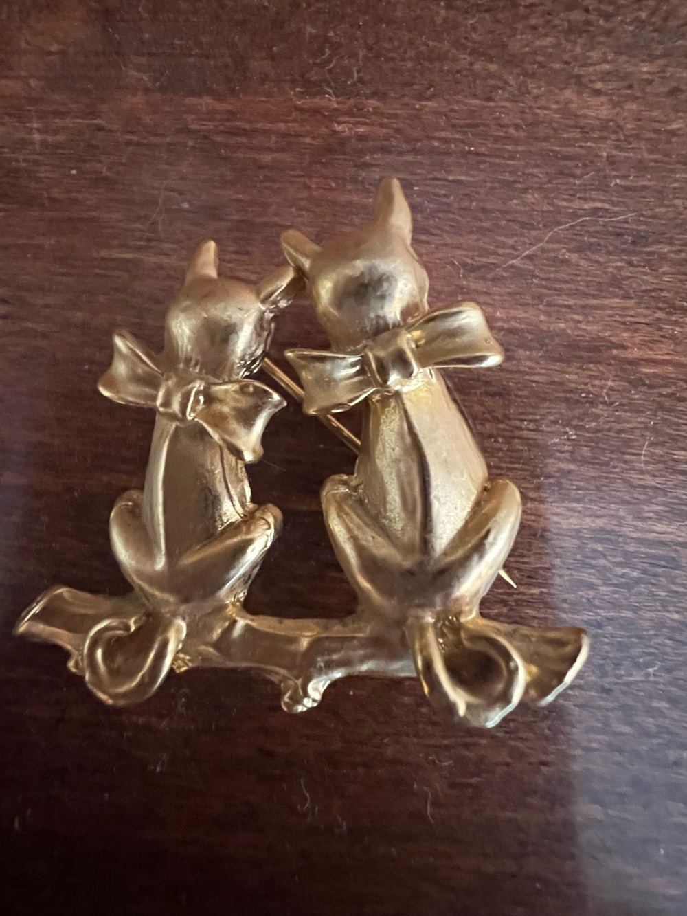 AAi Gomd tone cats on branch pin brooch